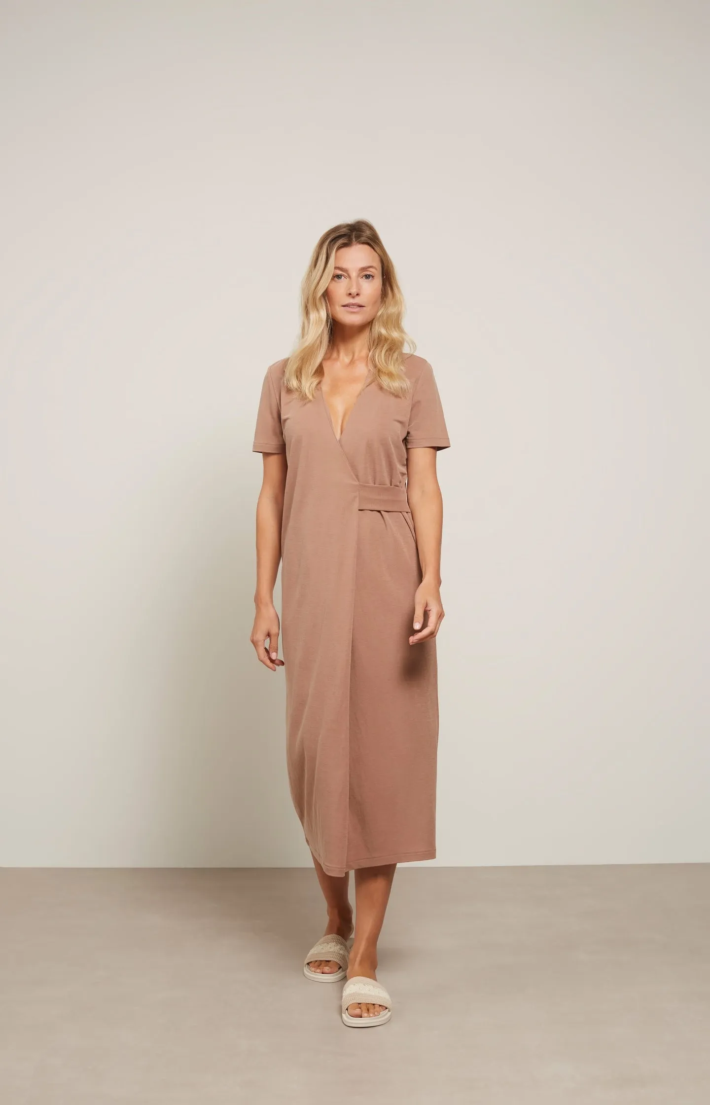 Faux wrap dress with V-neck, short sleeves an waist detail