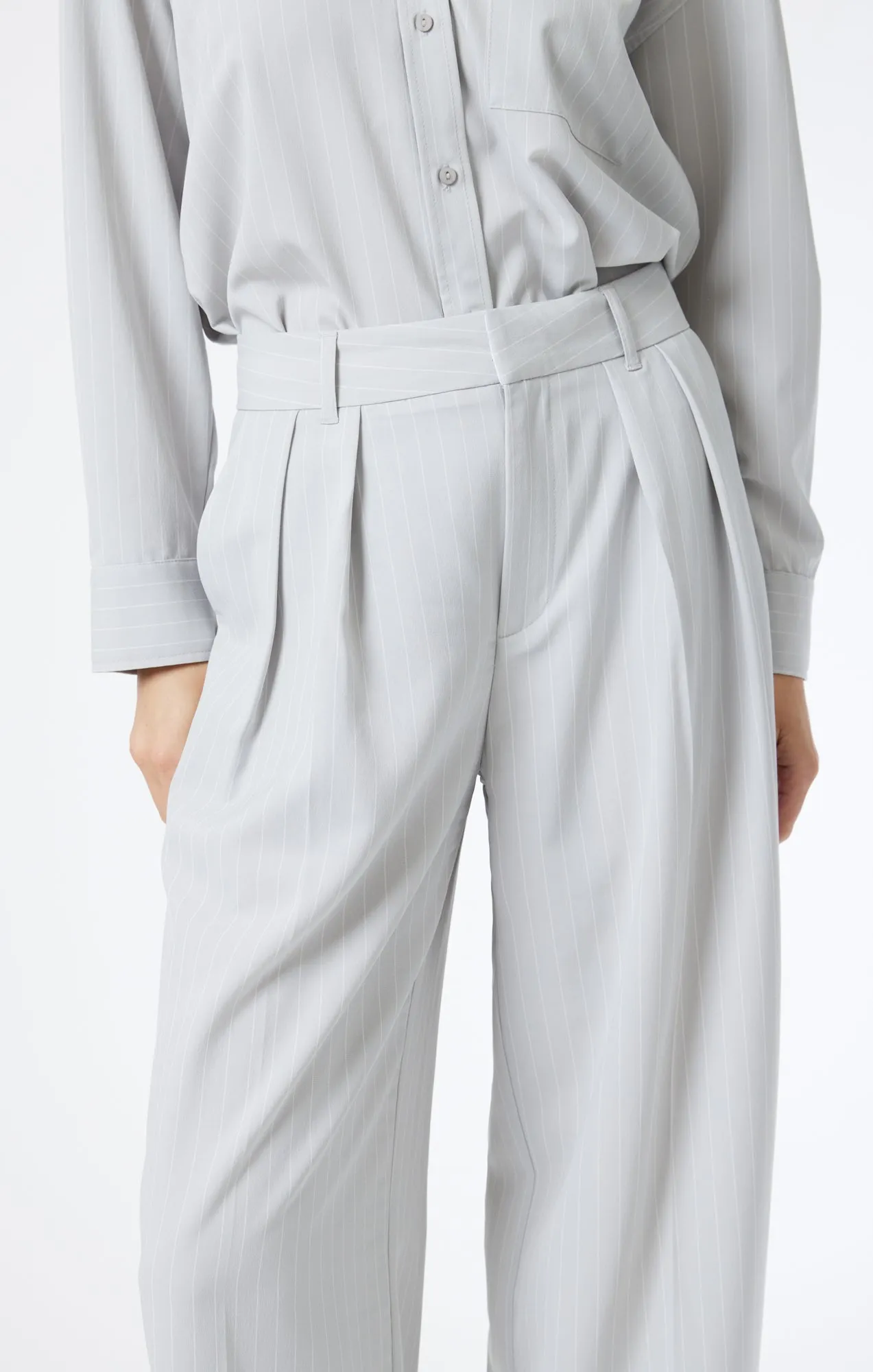 PLEATED WIDE LEG PANTS IN PIN STRIPE